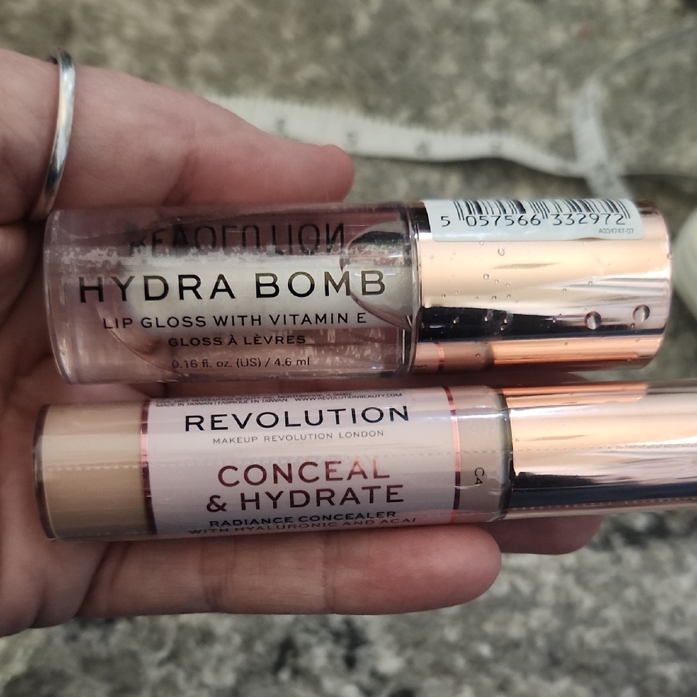 Revolution Hydra Bomb Lip Gloss & Conceal Hydrate Set